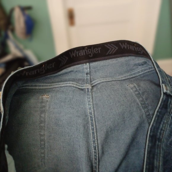 Dark Wash Men's Wrangler Blue Jeans, Regular Fit Plus Expandable Waist - 40 X 30 - Picture 2 of 5